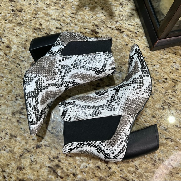 Lulu’s Snake Print Textured Pointed Toe Block Faux Leather Heel Boots 6 NWOT - Picture 5 of 11